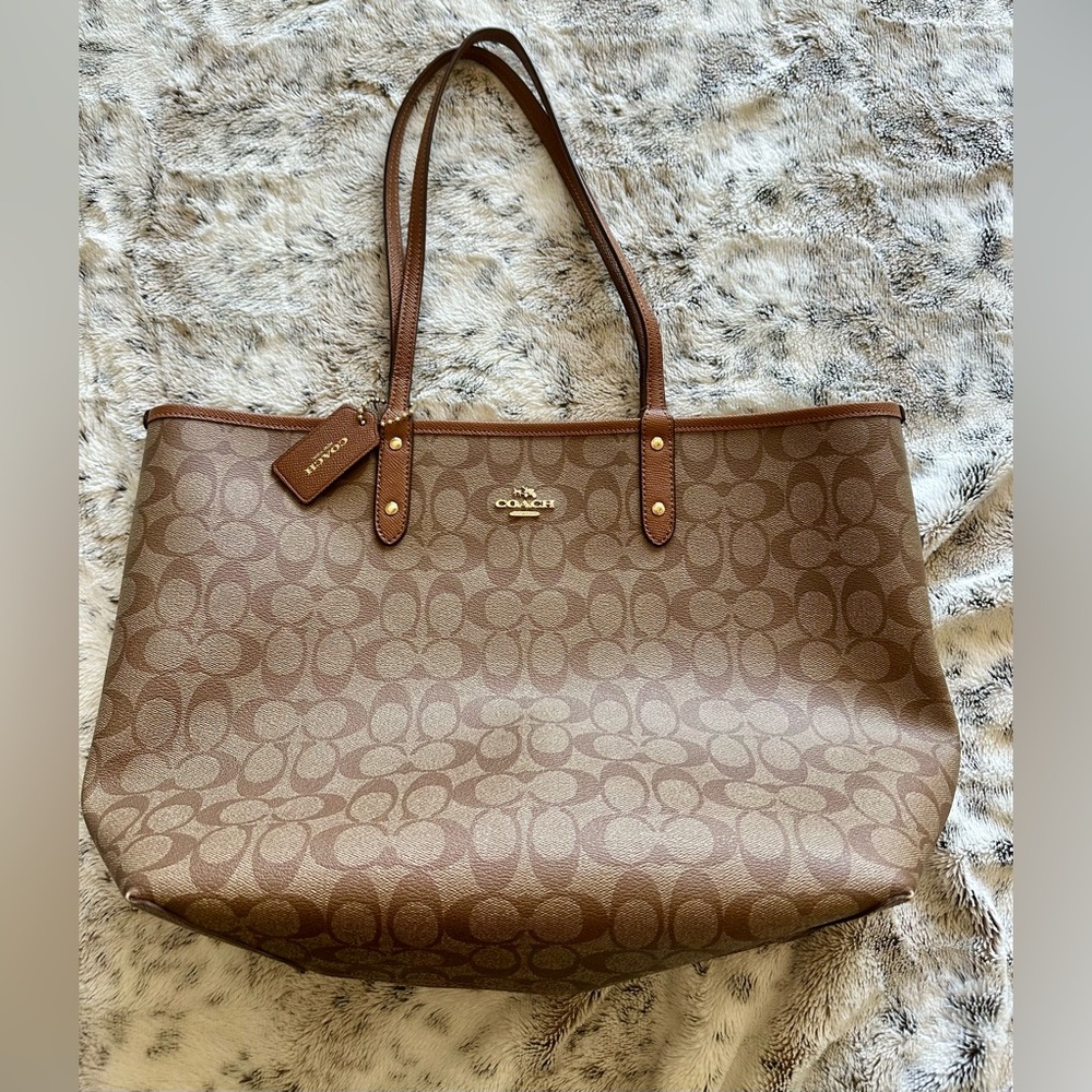 Coach F36658 Signature C Reversable City Tote
